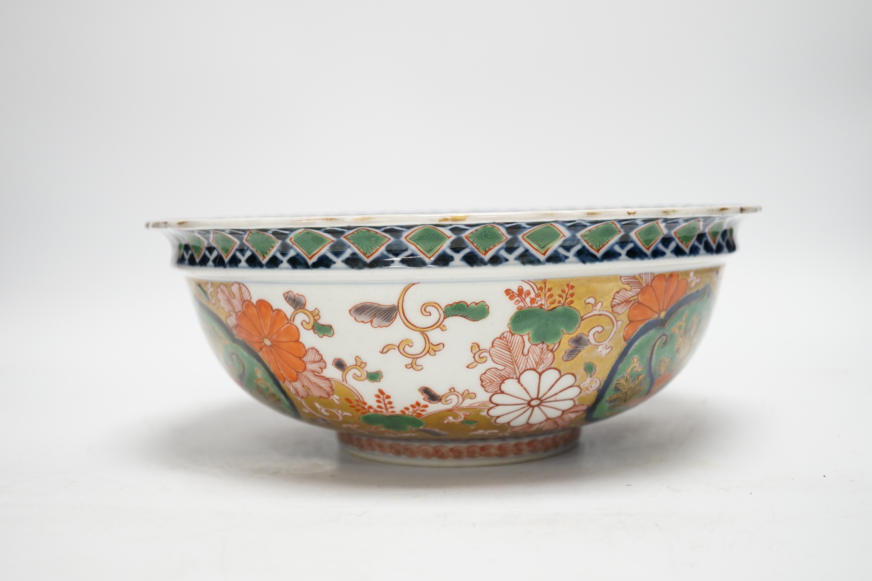 A Japanese Imari bowl, mid 19th century, 25.5cm diameter